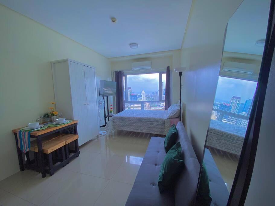 Makati Penthouse With Stunning City Skyline View Манила Екстериор снимка