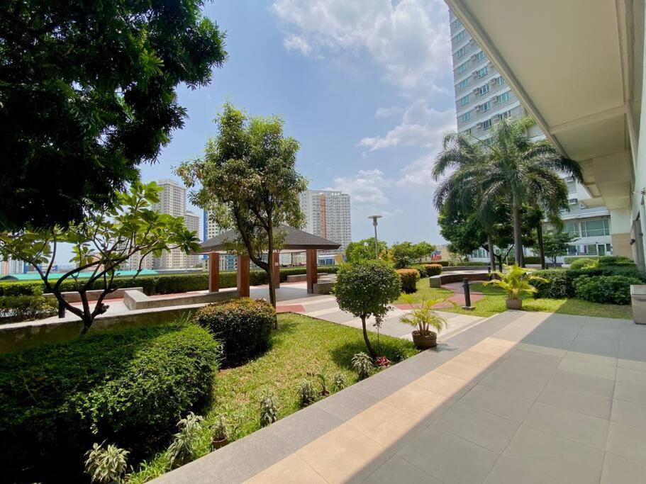 Makati Penthouse With Stunning City Skyline View Манила Екстериор снимка