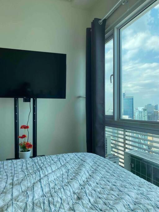 Makati Penthouse With Stunning City Skyline View Манила Екстериор снимка
