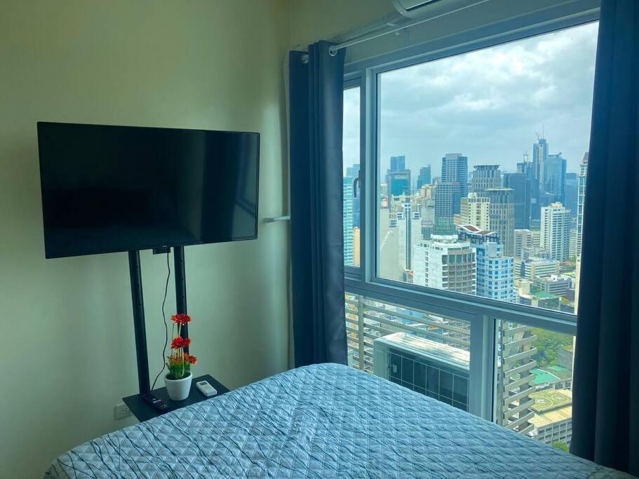 Makati Penthouse With Stunning City Skyline View Манила Екстериор снимка