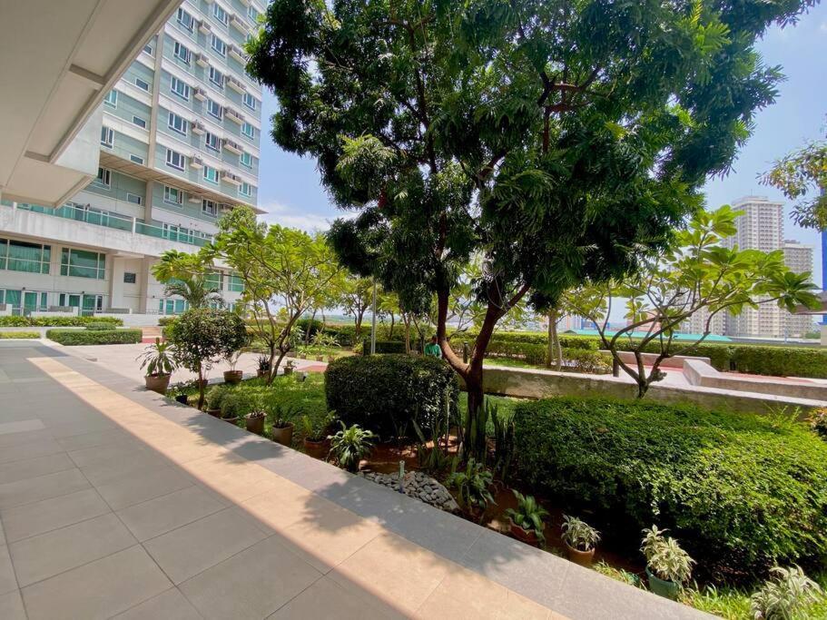 Makati Penthouse With Stunning City Skyline View Манила Екстериор снимка