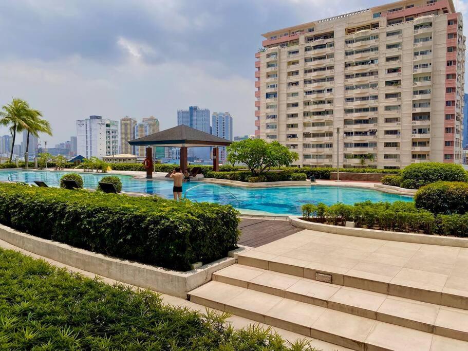 Makati Penthouse With Stunning City Skyline View Манила Екстериор снимка