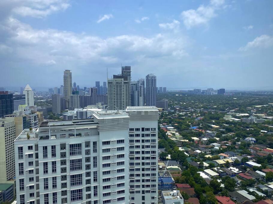 Makati Penthouse With Stunning City Skyline View Манила Екстериор снимка