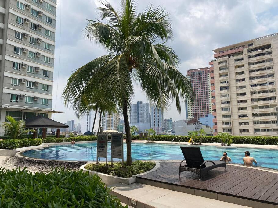 Makati Penthouse With Stunning City Skyline View Манила Екстериор снимка