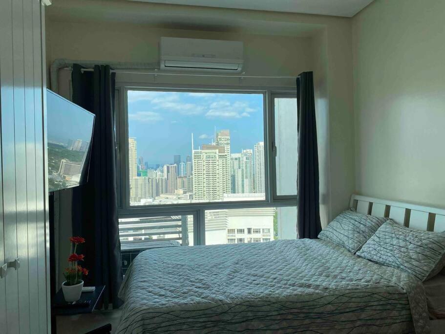 Makati Penthouse With Stunning City Skyline View Манила Екстериор снимка