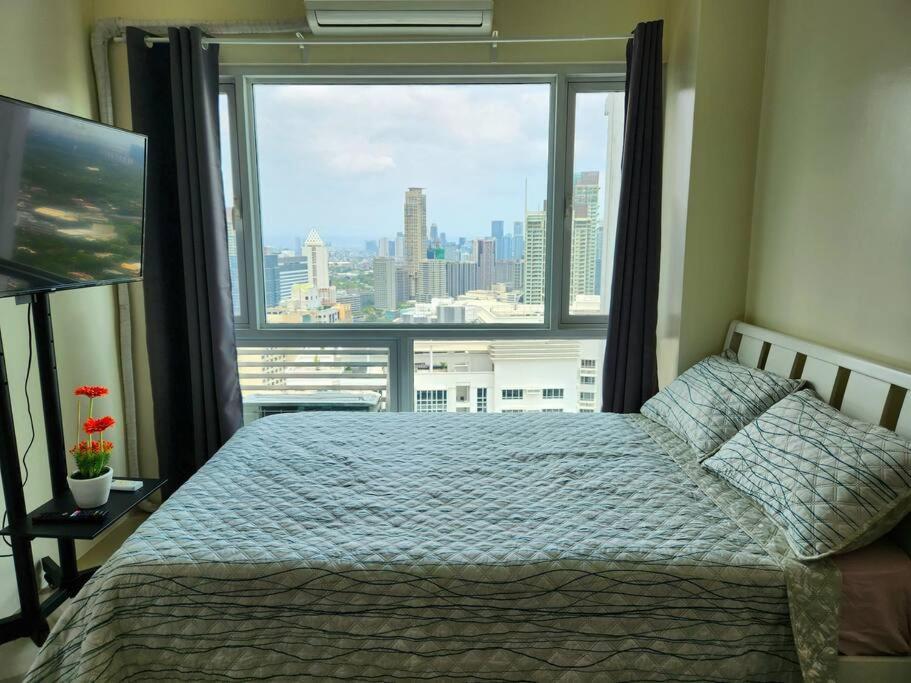 Makati Penthouse With Stunning City Skyline View Манила Екстериор снимка